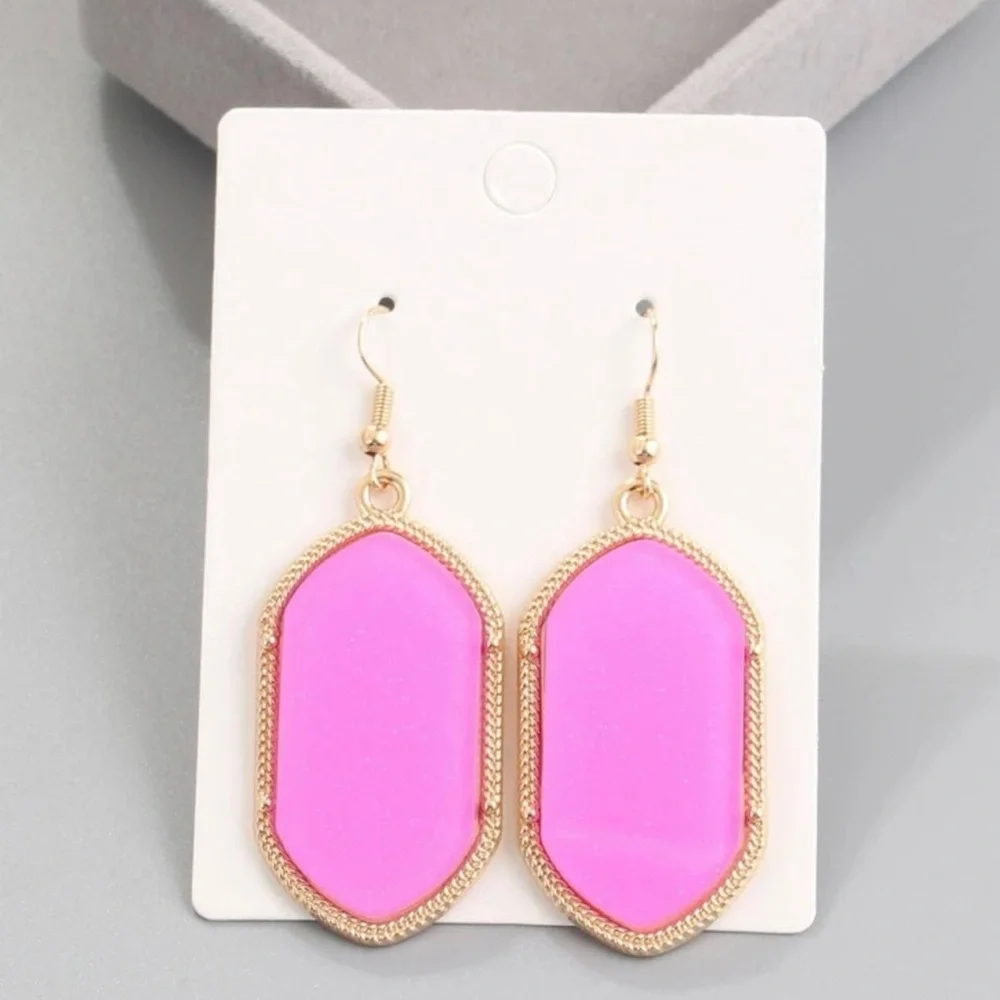 🫧 Bubblegum Barbie Earrings 🫧 - Picture 3 of 4